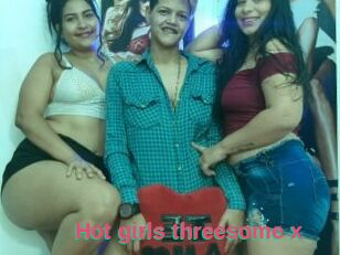 Hot_girls_threesome_x